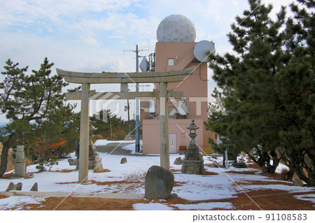 Reach the summit from the Miyama-Rurikei hiking trail. Behind you can see the torii gate and the Miyama Radar Rainfall Observatory. Reach the summit from the Miyama-Rurikei hiking trail. Behind you can see the torii gate and the Miyama Radar Rainfall Observatory. 91108583