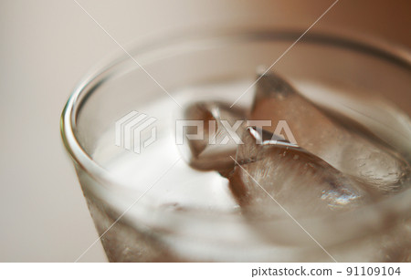Ice water in a glass 91109104