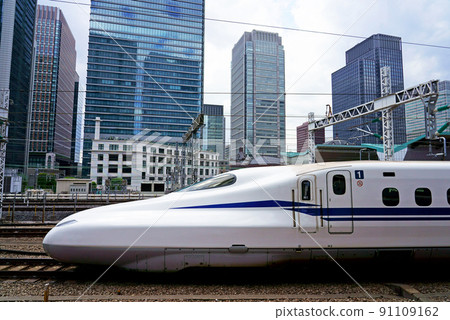 東海道新幹線 N700S 從東京站緩緩發車 91109162