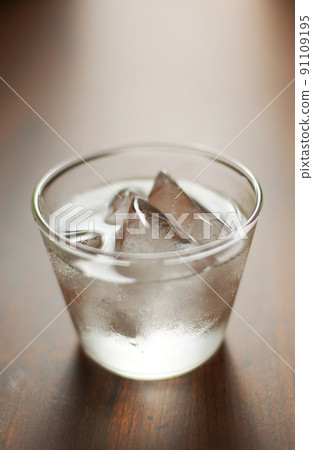 玻璃杯裡的冰水 91109195