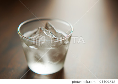 Ice water in a glass Ice water in a glass 91109238