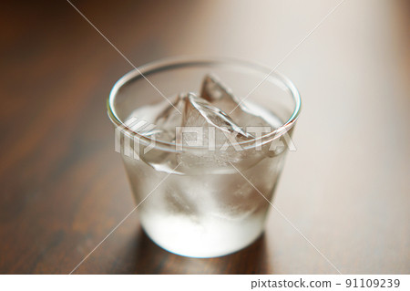 Ice water in a glass 91109239