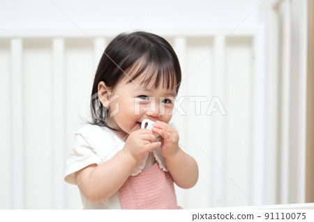 1歲小女孩玩奶嘴玩具 1歲小女孩玩奶嘴玩具 91110075