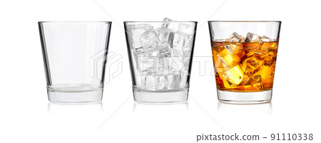 whiskey glass with ice 91110338