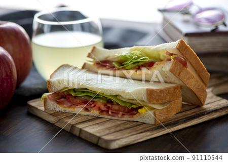 Apple juice and sandwich 91110544