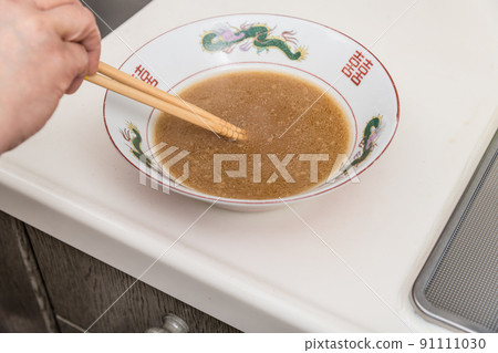 [Middle housewife makes rich soy sauce ramen soup] 91111030
