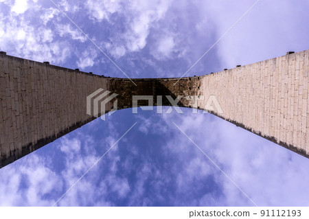 Lisbon aqueduct against a clear blue sky 91112193