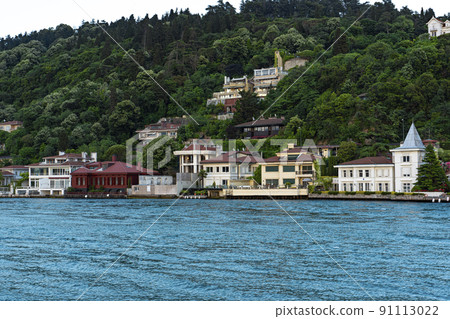 Houses and small hotels on the shore of the Bosphorus Strait High-quality close-up photo 91113022