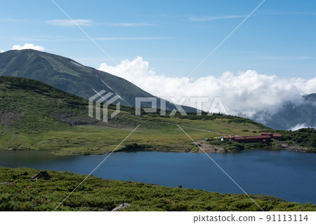 白馬禦池山莊附近的白馬禦池到長野縣富山縣日本百座名山之一的白馬山，可以看到雪谷、雲彩和藍天 91113114