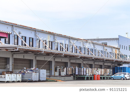 Logistics center of 100-yen shop 91115221