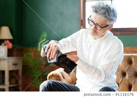 Middle man polishing leather shoes 91116176