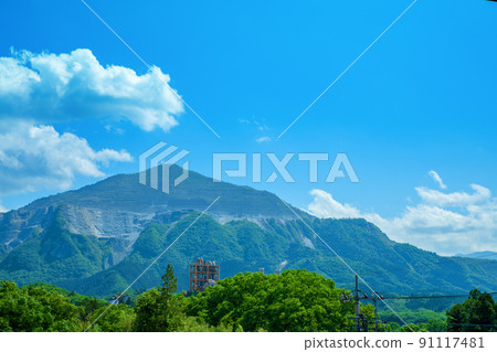從寺坂梯田附近看到的武子山 春天的景色 新鮮的綠色季節 從寺坂梯田附近看到的武子山 春天的景色 新鮮的綠色季節 91117481