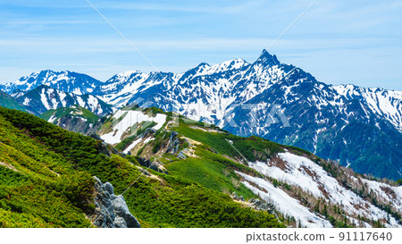 Climbing Mt. Tsubakuro in early summer (Mt. Yarigatake seen from the ridgeline) 91117640