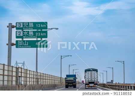 香川縣瀨戶橋上從四國開往岡山的卡車 91118032
