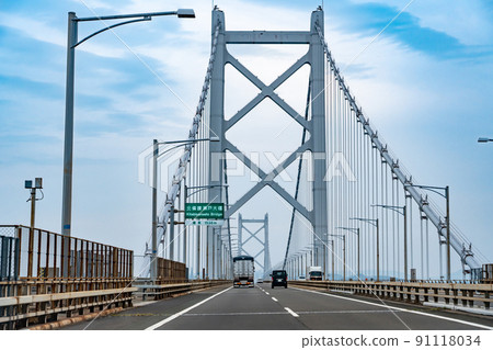 A truck traveling from Shikoku to Okayama on the Kitabisan Seto Bridge in Kagawa Prefecture 91118034