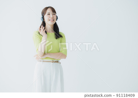 Presentation business woman 91118409