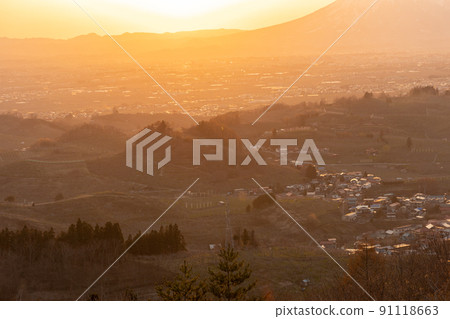 從志賀房森林公園欣賞岩木山的日落(青森縣平川市) 從志賀房森林公園欣賞岩木山的日落(青森縣平川市) 91118663