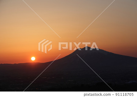 Sunset over Mt. Iwaki from Shigabo Forest Park (Hirakawa City, Aomori Prefecture) Sunset over Mt. Iwaki from Shigabo Forest Park (Hirakawa City, Aomori Prefecture) 91118705