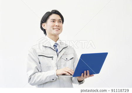 使用筆記本電腦白色背景的工人 91118729