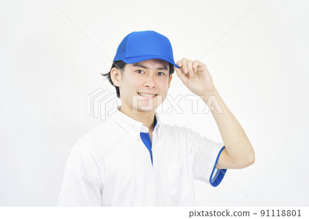 一個穿著馬球衫制服的男人的肖像，看著相機，白色背景 91118801