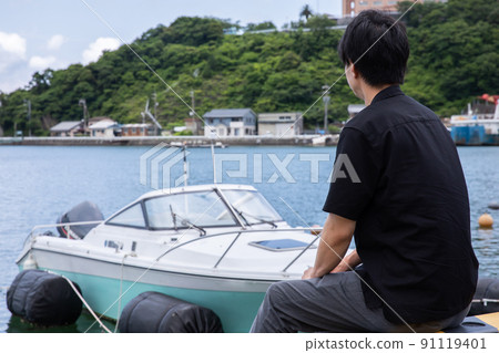 碼頭，一個男人在碼頭望向遠方 91119401
