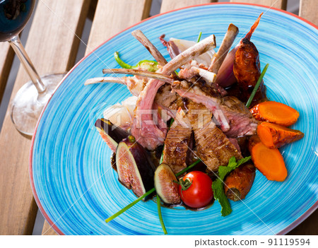 Lamb ribs served with vegetables 91119594