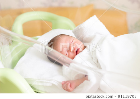 剛出生的男嬰 91119705