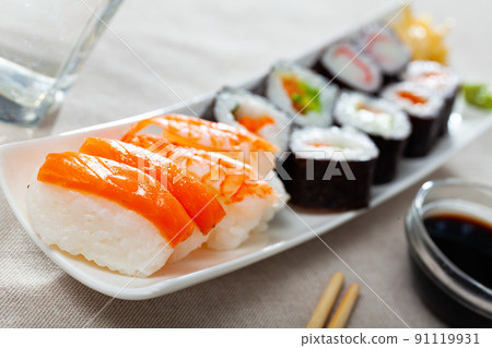 Futomaki, hosomaki and nigiris - japanese rolls closeup 91119931