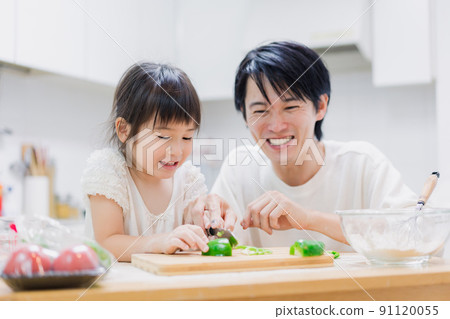 Little girl cooking with dad Little girl cooking with dad 91120055