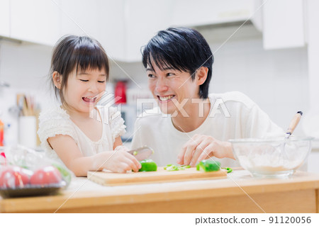 Little girl cooking with dad Little girl cooking with dad 91120056