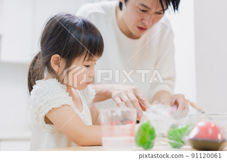 Little girl cooking with dad Little girl cooking with dad 91120061