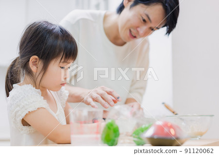 Little girl cooking with dad 91120062