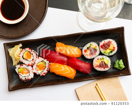 Sushi combo - uramaki, makis, nigiris Sushi combo - uramaki, makis, nigiris 91120353