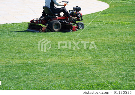 一個男人整理草坪 91120555