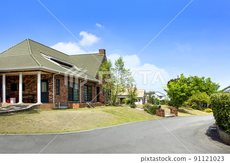 Houses in a residential area and blue sky 91121023