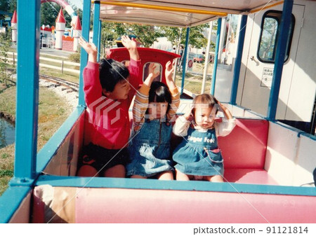 Take the train of the three brothers in the amusement park Take the train of the three brothers in the amusement park 91121814