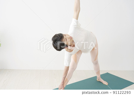 中年婦女在室內做瑜伽 91122293