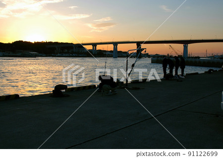 Jogashima Bridge dyed in the setting sun 91122699