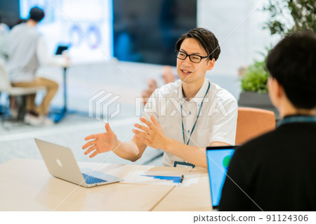 A businessman having a meeting in a sophisticated office 91124306