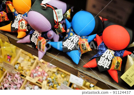 Sarubobo dolls lined up in souvenir shops 91124437