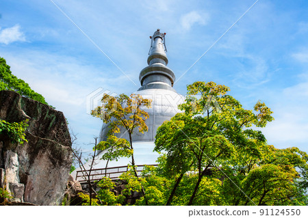 It is the Peace Pagoda, a Buddhist shrine building on the top of the mountain north of Hiroshima Station. It is a power spot to pray for peace. Hiroshima 91124550