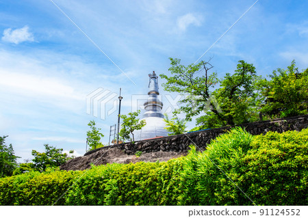 就是廣島站北側山頂上的佛寺建築和平塔。它是祈禱和平的能量點。廣島 就是廣島站北側山頂上的佛寺建築和平塔。它是祈禱和平的能量點。廣島 91124552