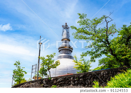 就是廣島站北側山頂上的佛寺建築和平塔。它是祈禱和平的能量點。廣島 就是廣島站北側山頂上的佛寺建築和平塔。它是祈禱和平的能量點。廣島 91124553