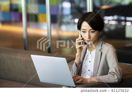 商務女性辦公室筆記本電腦智能手機 商務女性辦公室筆記本電腦智能手機 91125632