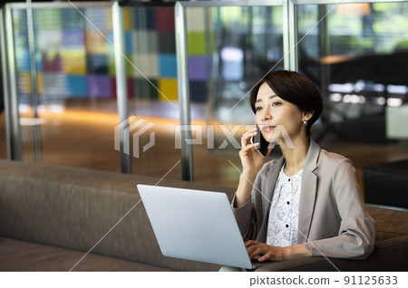 商務女性辦公室筆記本電腦智能手機 91125633