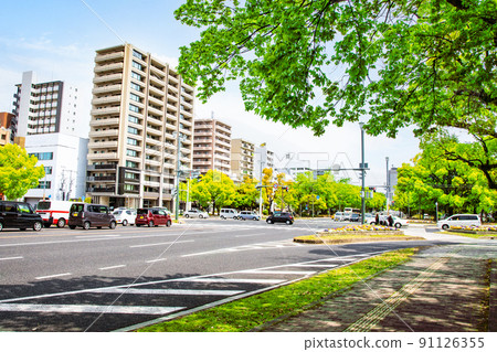 這是和平大道明亮而陽光明媚的景色。請使用它作為城市的背景圖像。從小網町十字路口看向和平公園。 這是和平大道明亮而陽光明媚的景色。請使用它作為城市的背景圖像。從小網町十字路口看向和平公園。 91126355