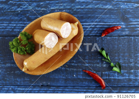 法蘭克福香腸,桌上塞滿歐芹的傳統德國豬肉 法蘭克福香腸,桌上塞滿歐芹的傳統德國豬肉 91126705