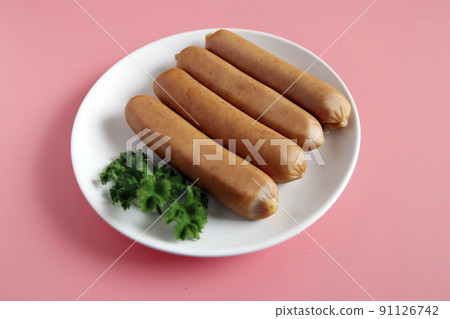 法蘭克福香腸,桌上塞滿歐芹的傳統德國豬肉 法蘭克福香腸,桌上塞滿歐芹的傳統德國豬肉 91126742