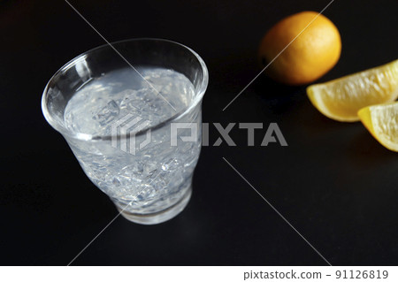 檸檬酸，在桌上的小酒館裡圍成一圈快速喝一杯 91126819