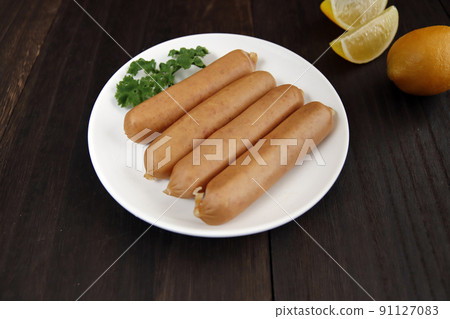 法蘭克福香腸,桌上塞滿歐芹的傳統德國豬肉 法蘭克福香腸,桌上塞滿歐芹的傳統德國豬肉 91127083